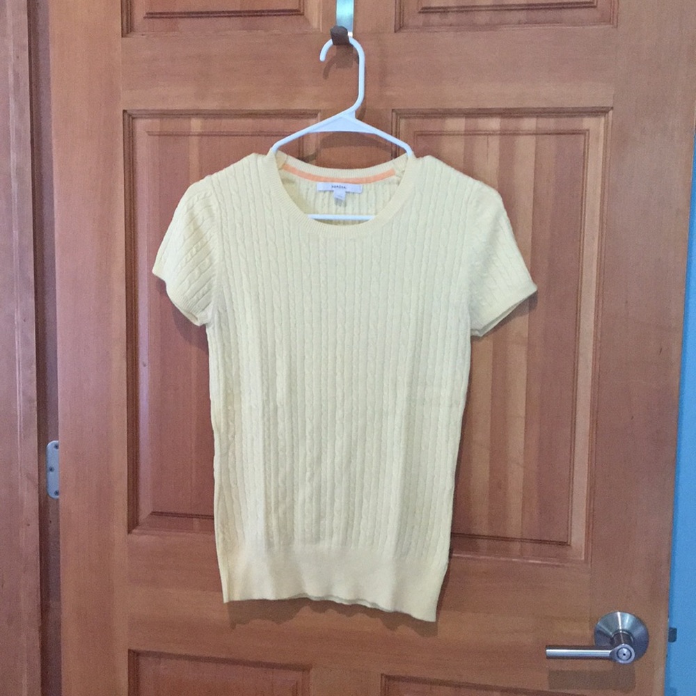 Short sleeved sweater